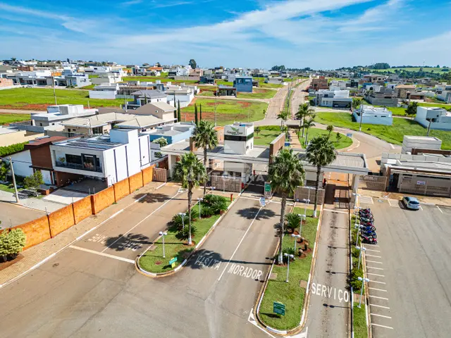 Vista aérea do Residencial Golden Ville com a portaria, as ruas internas e as casas construídas.