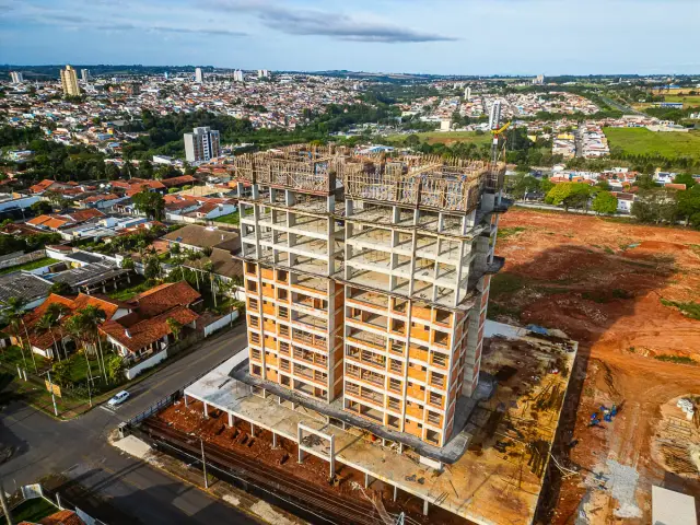Foto aérea real da obra do Grand'Oro Vila Barth em setembro de 2026, com a estrutura no 12º pavimento