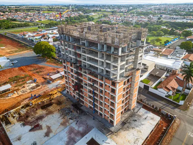 Foto aérea real da obra do Grand'Oro Vila Barth em setembro de 2026, com a estrutura no 12º pavimento