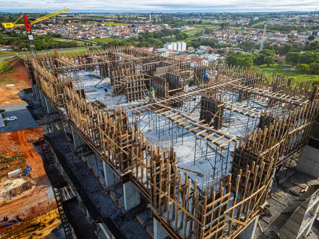 Foto aérea real da obra do Grand'Oro Vila Barth em setembro de 2026, com a estrutura no 12º pavimento