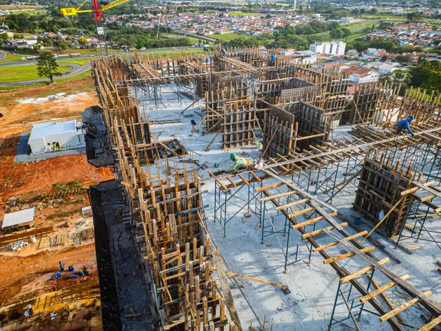 Foto aérea real da obra do Grand'Oro Vila Barth em setembro de 2026, com a estrutura no 12º pavimento