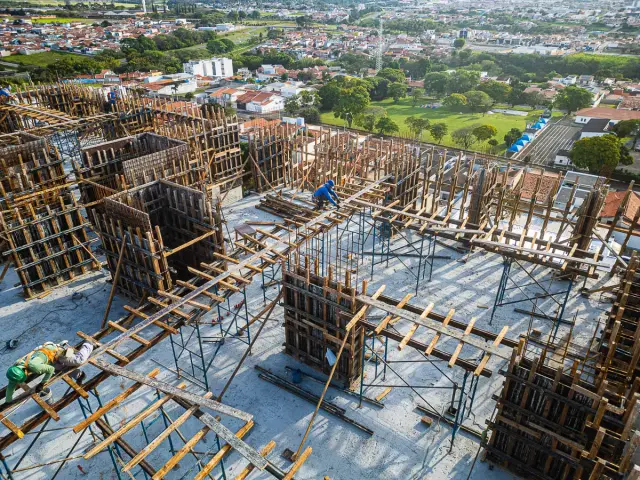 Foto aérea real da obra do Grand'Oro Vila Barth em setembro de 2026, com a estrutura no 12º pavimento