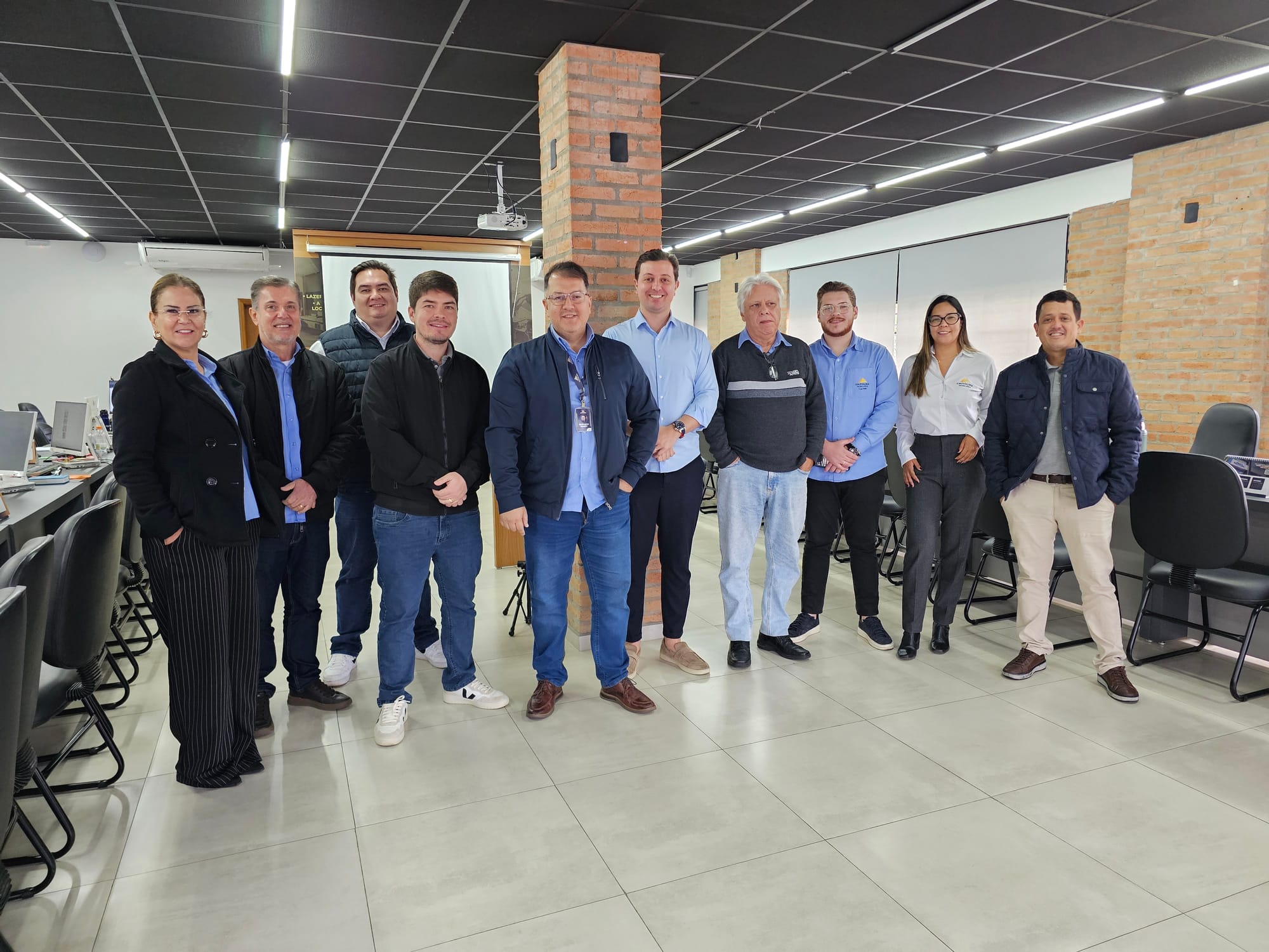Equipe da Chitolina Imobiliária reunida no salão de atendimento da sede
